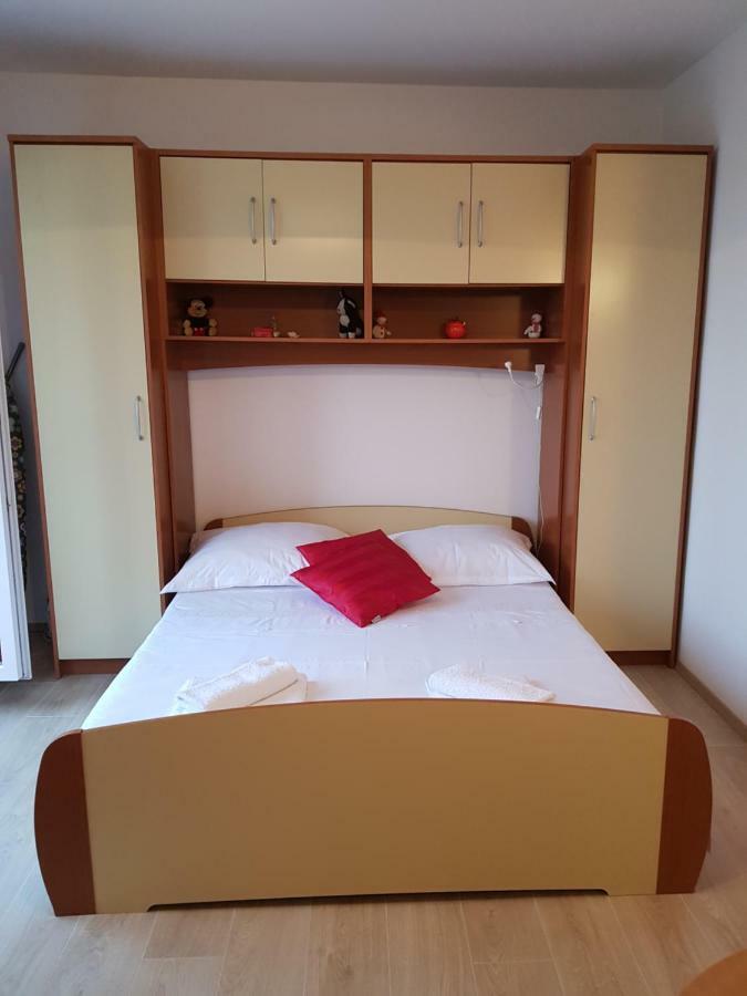 Beach Apartment Ana With Sea View, Balcony, Garden & Bbq, Murter - Dalmatia Dış mekan fotoğraf